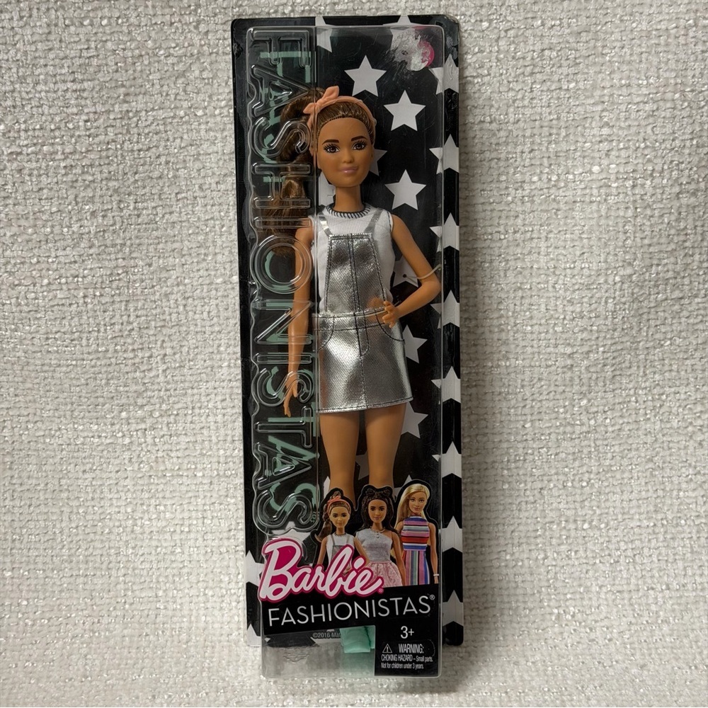 Barbie Fashionistas Doll with Silver Outfit - Picture 6 of 9